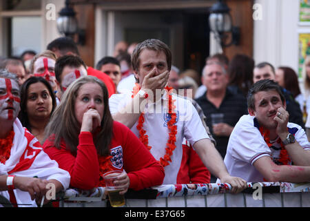 Uruguay V England-Fans. . Peterborough, UK. . 19.06.2014 England-Fans in der Sport Lounge in Peterborough, Großbritannien, Uruguay V England bei der WM zu beobachten. Bild: Paul Marriott Photography Stockfoto