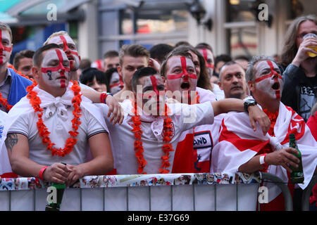 Uruguay V England-Fans. . Peterborough, UK. . 19.06.2014 England fans Niedergeschlagenheit in der Sport Lounge in Peterborough, Großbritannien, Uruguay V England bei der WM zu beobachten. Bild: Paul Marriott Photography Stockfoto