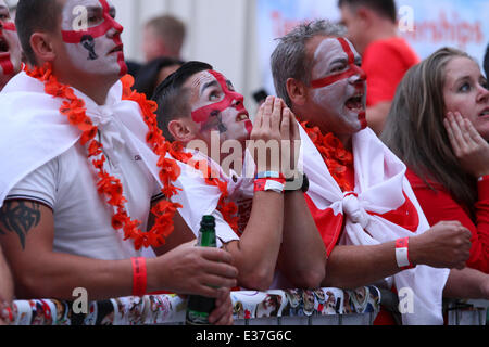 Uruguay V England-Fans. . Peterborough, UK. . 19.06.2014 England fans Niedergeschlagenheit in der Sport Lounge in Peterborough, Großbritannien, Uruguay V England bei der WM zu beobachten. Bild: Paul Marriott Photography Stockfoto