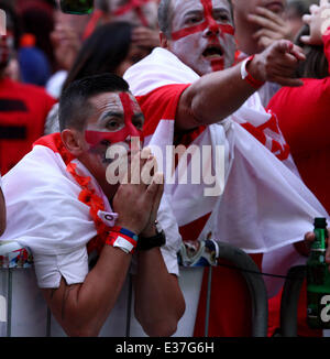 Uruguay V England-Fans. . Peterborough, UK. . 19.06.2014 England-Fans in der Sport Lounge in Peterborough, Großbritannien, Uruguay V England bei der WM zu beobachten. Bild: Paul Marriott Photography Stockfoto