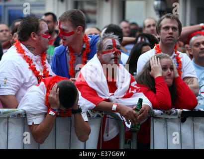 Uruguay V England-Fans. . Peterborough, UK. . 19.06.2014 England fans Niedergeschlagenheit in der Sport Lounge in Peterborough, Großbritannien, Uruguay V England bei der WM zu beobachten. Bild: Paul Marriott Photography Stockfoto