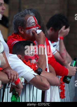 Uruguay V England-Fans. . Peterborough, UK. . 19.06.2014 England fans Niedergeschlagenheit in der Sport Lounge in Peterborough, Großbritannien, Uruguay V England bei der WM zu beobachten. Bild: Paul Marriott Photography Stockfoto