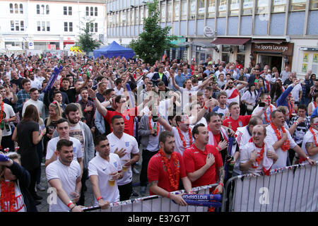 Uruguay V England-Fans. . Peterborough, UK. . 19.06.2014 England-Fans in der Sport Lounge in Peterborough, Großbritannien, Uruguay V England bei der WM zu beobachten. Bild: Paul Marriott Photography Stockfoto