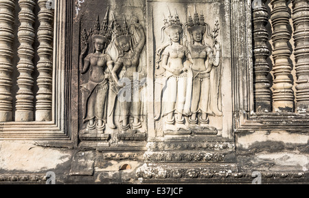 Relief von einem Aspara Tänzer neben ein Krieger am alten Tempel von Angkor Wat, Kambodscha. Stockfoto