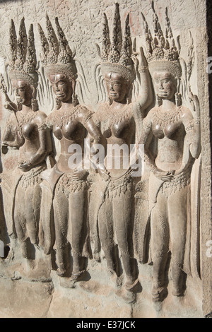 Relief von einem Aspara Tänzer neben ein Krieger am alten Tempel von Angkor Wat, Kambodscha. Stockfoto