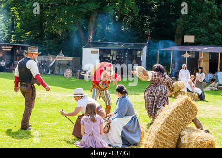 Lauch, Staffordshire, England. 22. Juni 2014, eine Country und Western-Wochenende. Eine Frau kämpft mit cowboy Stockfoto