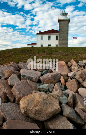 Rocky Uferdamm schützt historische Watch Hill Lighthouse. Es ist der Standort von zwei der schlimmsten Schiffskatastrophen von Rhode Island. Stockfoto