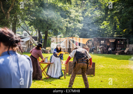 Menschen gekleidet in traditionellen western Cowboy Kleidung ausleben einer Kampfszene. Lauch, Staffordshire, England. 22. Juni. Stockfoto