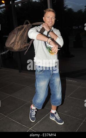 Ex-Westlife Mitglied Nicky Byrne Ankunft im RTE Studios tragen abgeschnitten Jeans und einem grauen Kapuzenpullover Totenkopf-Print mit: Nicky Byrne wo: Dublin, Irland: 3. August 2013 Stockfoto