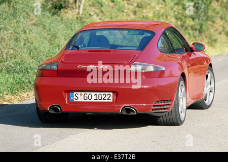 Porsche 911 Carrera 4S - 996 Modell 2001 in Rot - Rückansicht Stockfoto
