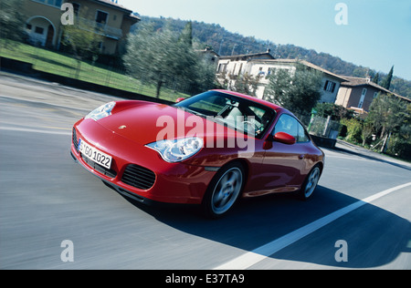 Porsche 911 Carrera 4S - 996 Modell 2001 in rot-front Drei viertel Ansicht fahren Stockfoto