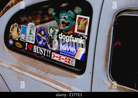 Aufkleber am Autofenster Stockfoto