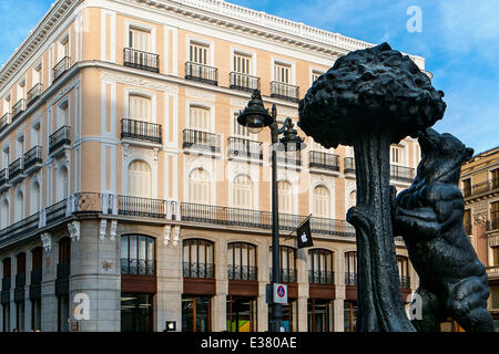 MADRID, Spanien - 21.Juni - Apple Retail Store Neueröffnung in Sol Platz mit der Statue des Bären und der Erdbeerbaum in Madrid, Spanien, am 21. Juni 2014 Credit: Nacroba/Alamy Live-Nachrichten Stockfoto