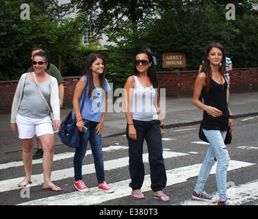 Es war heute vor 44 Jahren...   Beatles-liebende Touristen versammelten sich an der berühmten Abbey Road Kreuzung in London am Donnerstag (08 Aug) anlässlich des Jahrestages des ikonischen Fotos.   Die Fab Four waren abgebildet, zu Fuß über die Kreuzung auf dem Cover des Albums 1969 Abbey Road, und die Lage inzwischen die Website ein Wallfahrtsort für Beatles-Fans auf der ganzen Welt.  Mitwirkende: Zebra Crossing wo: London, Vereinigtes Königreich bei: 8. August 2013 Stockfoto