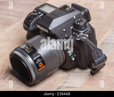 Pentax K-3 DSLR-Kamera mit 50mm Makro-Objektiv Stockfoto