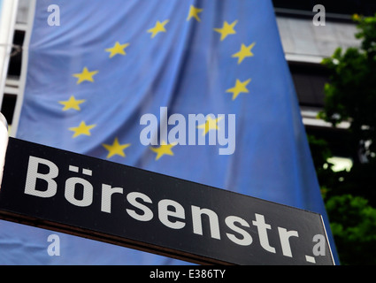 Börsenstr. Zeichen (Börse Straße) vor der EU-Flagge Stockfoto