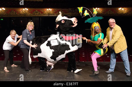 Foto-Aufruf von Dame Dash im Hackney Empire Featuring starten: Kat B, Christopher Biggins Where: London, Vereinigtes Königreich bei: 12. August 2013 Stockfoto