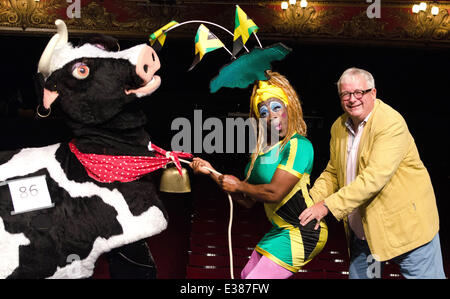 Foto-Aufruf von Dame Dash im Hackney Empire Featuring starten: Kat B, Christopher Biggins Where: London, Vereinigtes Königreich bei: 12. August 2013 Stockfoto