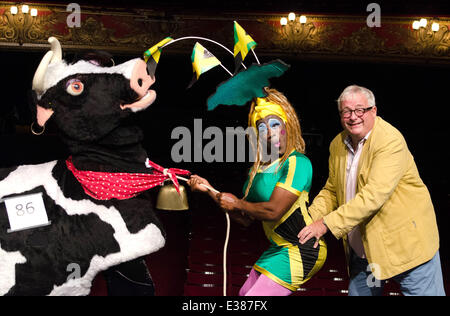 Foto-Aufruf von Dame Dash im Hackney Empire Featuring starten: Kat B, Christopher Biggins Where: London, Vereinigtes Königreich bei: 12. August 2013 Stockfoto