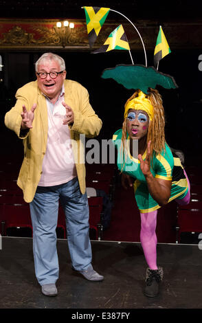 Foto-Aufruf von Dame Dash im Hackney Empire Featuring starten: Christopher Biggins, Kat B Where: London, Vereinigtes Königreich bei: 12. August 2013 Stockfoto