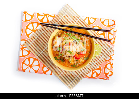 Thai Garnelen-Curry in gelben Schale von oben. Möglich Ausschnitt. Stockfoto