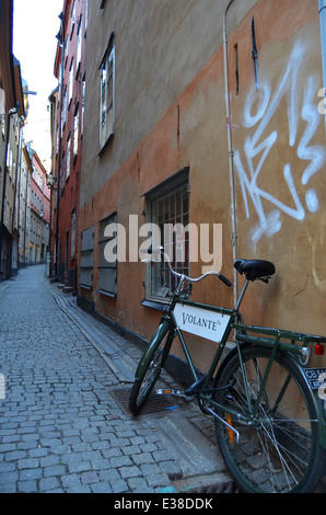 Fahrrad in einer gepflasterten Straße in Gamla Stan (Altstadt), das mittelalterliche Zentrum von Stockholm Stockfoto