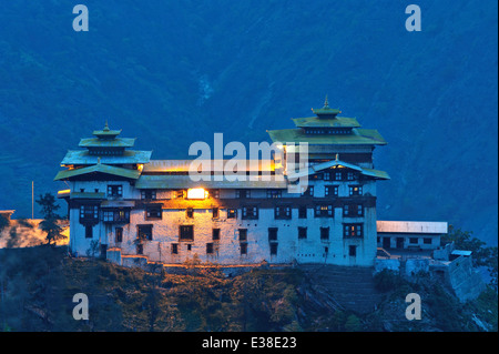 Trashigang Dzong bei Dämmerung, Trashigang, Ost Bhutan Stockfoto