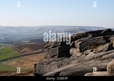 Hope Valley im Peak District National Park, Derbyshire England, Moorlandschaft von Higger Tor aus gesehen, und Kletterer sitzen auf dem Felsen Stockfoto