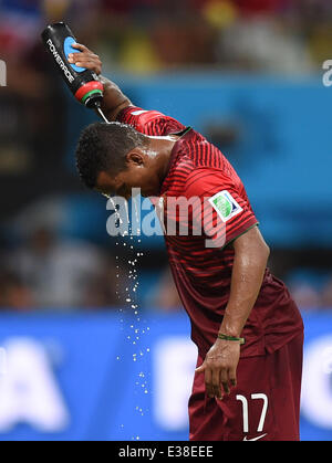 Manaus, Brasilien. 22. Juni 2014. Nani Portugal erfrischt mit Wasser während der FIFA WM 2014 Gruppe G vorläufige Vorrundenspiel zwischen den USA und Portugal in die Arena der Amazonas in Manaus, Brasilien, 22. Juni 2014. Foto: Marius Becker/Dpa/Alamy Live News Stockfoto