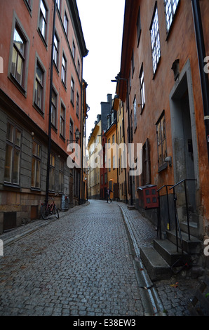 Gepflasterte Straße in Gamla Stan (Altstadt), das mittelalterliche Zentrum von Stockholm Stockfoto