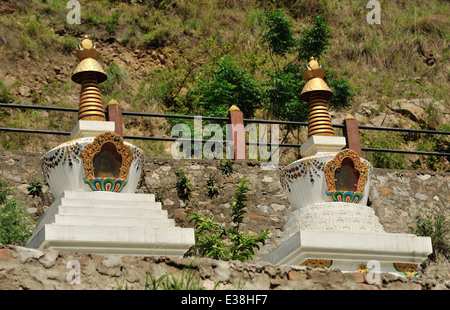 Stupas, Gom Kora buddhistischen Tempel, Ost Bhutan Stockfoto