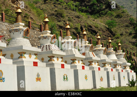 Stupas, Gom Kora buddhistischen Tempel, Ost Bhutan Stockfoto