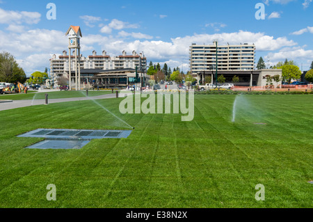 grüne Wiese mit aktiven Bewässerung Sprinkler vor den Hotels.  Coeur d ' Alene, Idaho Stockfoto