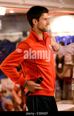 Novak Djokovic besucht die UNIQLO New Yorker Flagship-Store auf der Fifth Avenue mit: Novak Djokovic wo: Manhattan, NY, Vereinigte Staaten, wann: 20. August 2013 Stockfoto