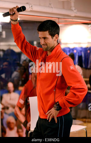 Novak Djokovic besucht die UNIQLO New Yorker Flagship-Store auf der Fifth Avenue mit: Novak Djokovic wo: Manhattan, NY, Vereinigte Stockfoto