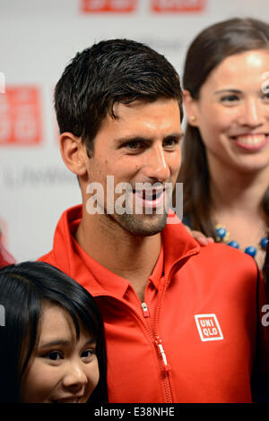 Novak Djokovic besucht die UNIQLO New Yorker Flagship-Store auf der Fifth Avenue mit: Novak Djokovic wo: Manhattan, NY, Vereinigte Staaten, wann: 20. August 2013 Stockfoto