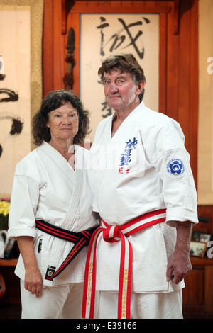 Welt Klasse Schwarzgurten Hanshi Andy Barber und Jun Shihan Jane Barber in ihre Seido Karate Dojo, Nelson, Neuseeland Stockfoto