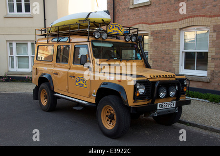 Ein Camel Trophy Land Rover Defender. Ein robuster Geländewagen würdevoll in einer ruhigen Vorstadt Straße in Poundbury, Dorset, England, Vereinigtes Königreich geparkt. Stockfoto