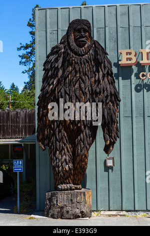 Schnitzen von Bigfoot außerhalb des Bigfoot-Museums in Willow Creek, Kalifornien, USA Stockfoto