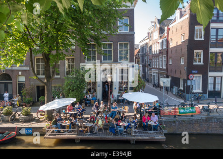 Amsterdam-Cafe ' t Smalle auf der Egelantiersgracht im Stadtteil Jordaan mit ihm eindeutig ist deck Terrasse auf Pfählen in den Kanal. Stockfoto