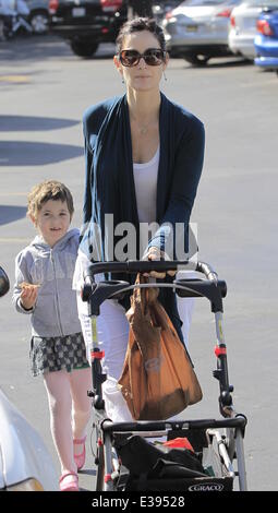 Schauspielerin, Carrie-Anne Moss und ihre Tochter nach der lokalen Farmers Market Brentwood mit: Carrie-Anne Moss wo: Brentwood, CA, Vereinigte Staaten bei: 25. August 2013 Stockfoto