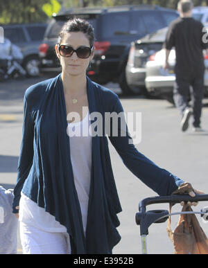 Schauspielerin, Carrie-Anne Moss und ihre Tochter nach der lokalen Farmers Market Brentwood mit: Carrie-Anne Moss wo: Brentwood, CA, Vereinigte Staaten bei: 25. August 2013 Stockfoto