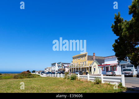 Historischen Gebäuden entlang der Main Street mit dem Mendocino-Hotel im Zentrum, Mendocino, Kalifornien, USA Stockfoto