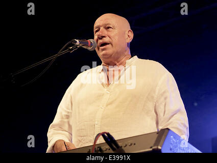 Neil Innes erklingt in Liverpool O2 Academy mit: Neil Innes Where: Liverpool, Kingsland, Vereinigtes Königreich bei: 26. August 2013 Stockfoto