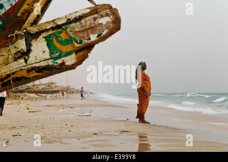 Nouakchott, Mauretanien. 22. Juni 2014. Eine Frau macht einen Spaziergang am Strand in der Nähe von Fischmarkt in Nouakchott, der Hauptstadt von Mauretanien, 22. Juni 2014. © Li Jing/Xinhua/Alamy Live-Nachrichten Stockfoto