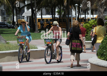 Die eklektische South Beach Viertel von Miami Beach glänzt mit Nachtleben – den ganzen Tag auf seine Art-Deco-hotels Stockfoto