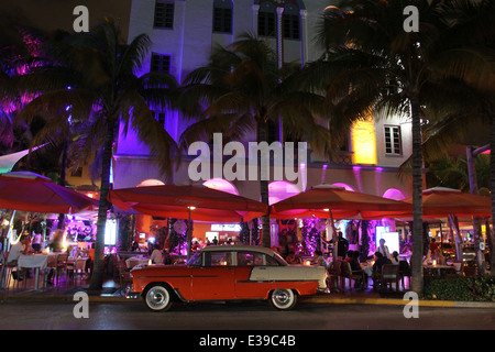 Die eklektische South Beach Viertel von Miami Beach glänzt mit Nachtleben – den ganzen Tag auf seine Art-Deco-Hotels. Stockfoto