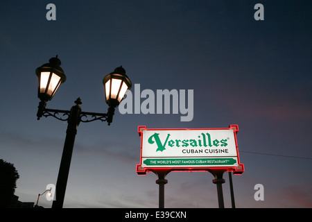 Versailles Restaurant befindet sich eine Cafeteria, Restaurant, Bäckerei und ein Wahrzeichen Essen Einrichtung im Calle Ocho (8 St.) Stockfoto