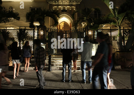 Menschen versammeln sich vor der ehemaligen Residenz des Designers Gianni Versace am Südstrand. Stockfoto