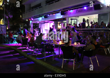 Die eklektische South Beach Viertel von Miami Beach glänzt mit Nachtleben – den ganzen Tag auf seine Art-Deco-Hotels. Stockfoto